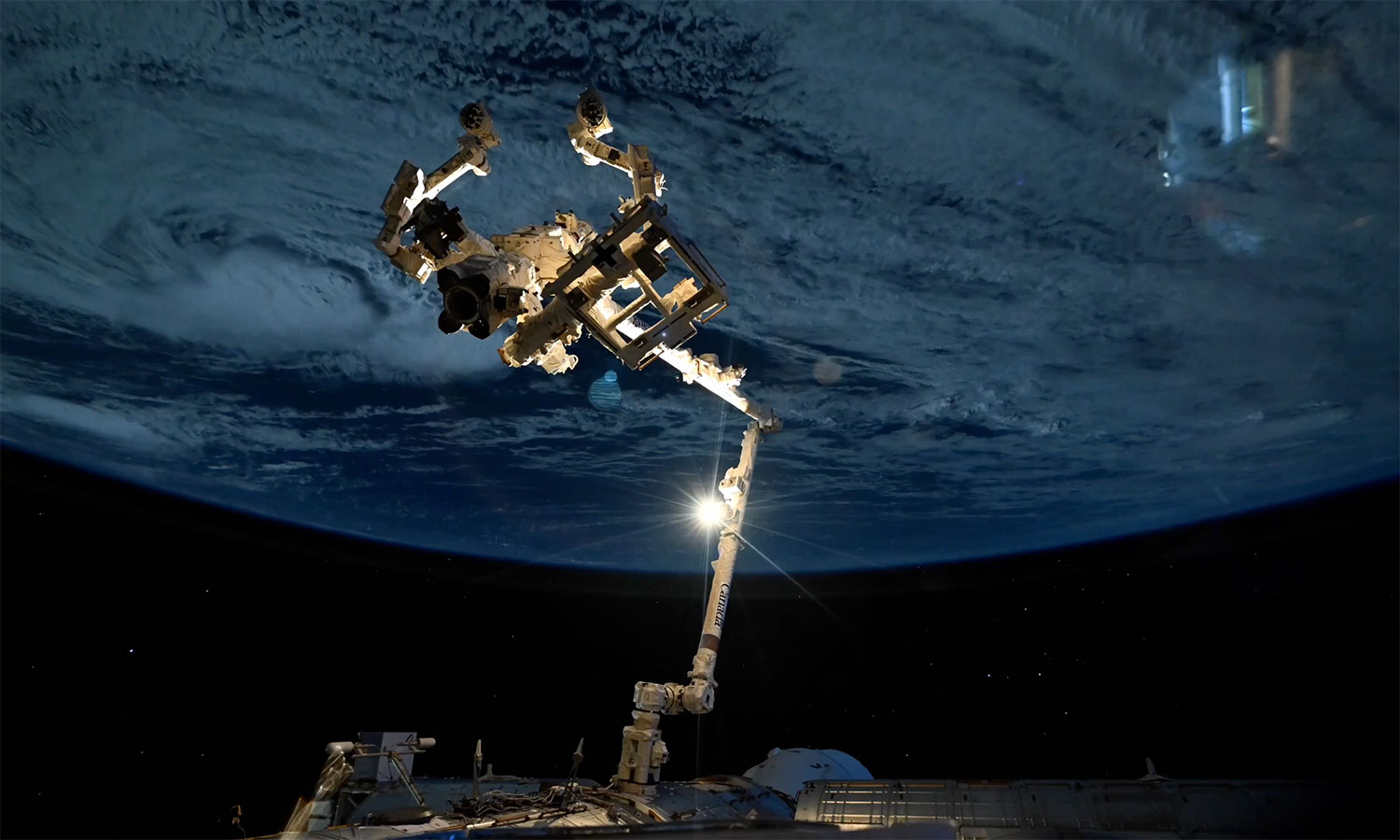 Niezwykłe nagranie "tańczącego" nad Ziemią robota. Co za kosmos