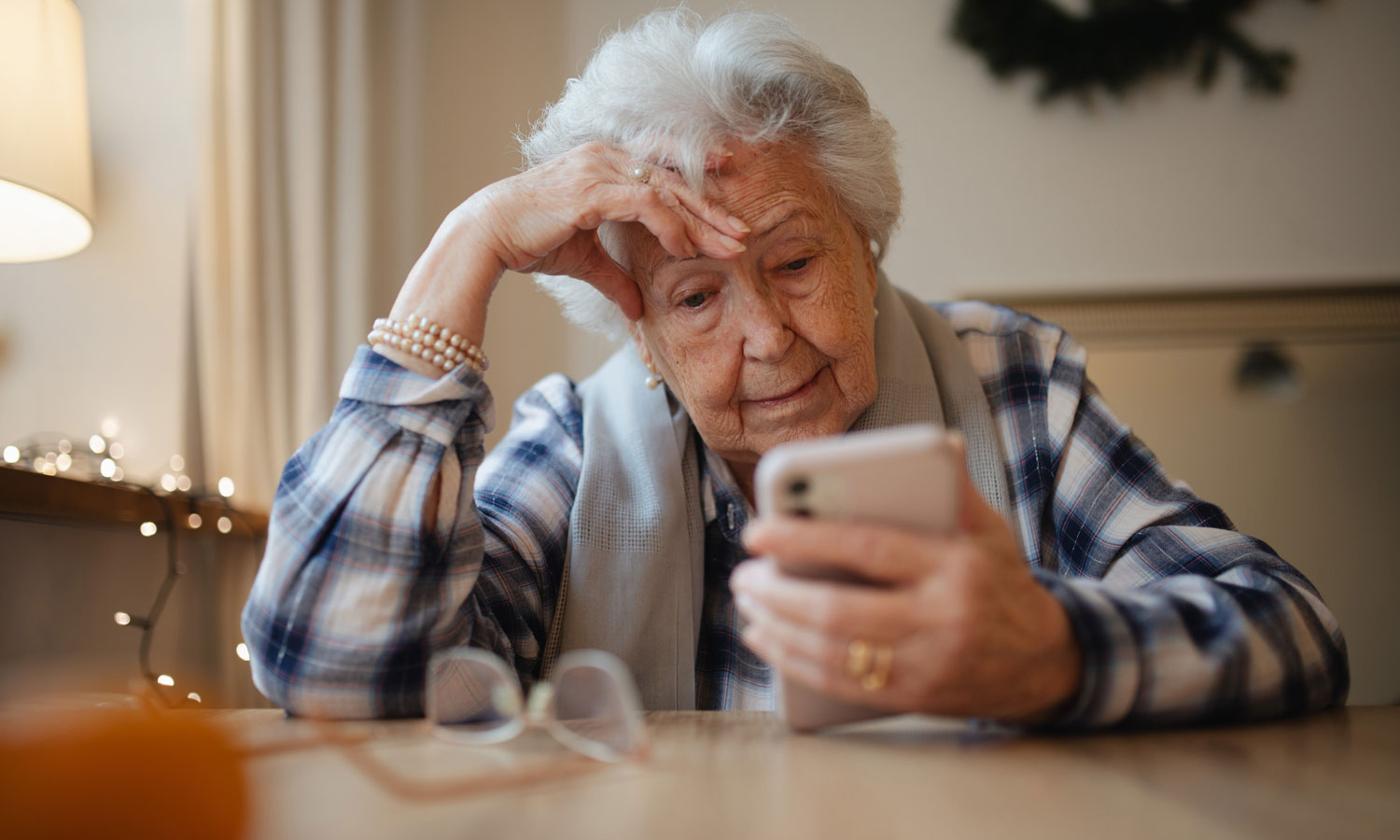 Dwa niepokojące telefony wystarczyły. Straciła gotówkę i nie tylko