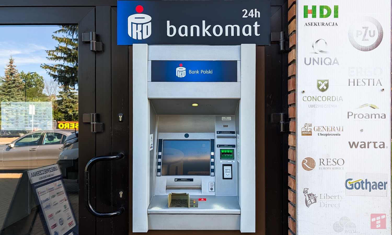 Polacy mają coraz trudniejszy dostęp do gotówki. Dane nie kłamią