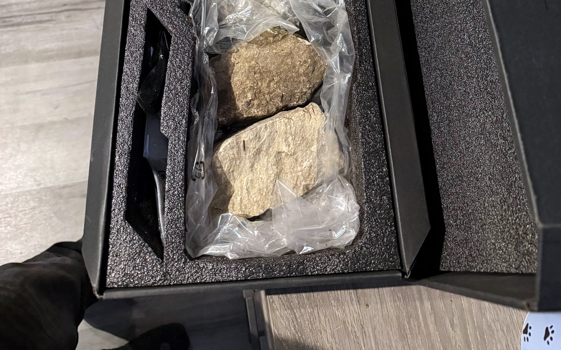 Kupił elektronikę za kilka tysięcy. W środku były tylko kamienie