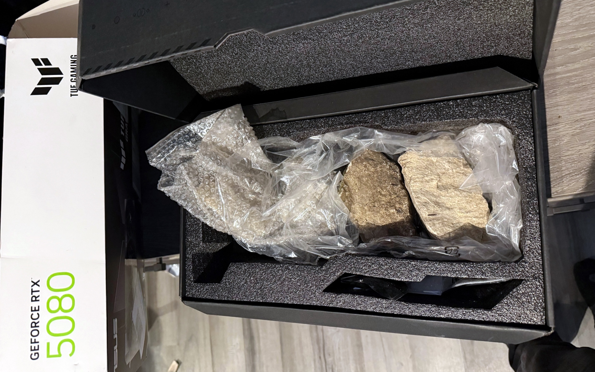 Kupił elektronikę za kilka tysięcy. W środku były tylko kamienie