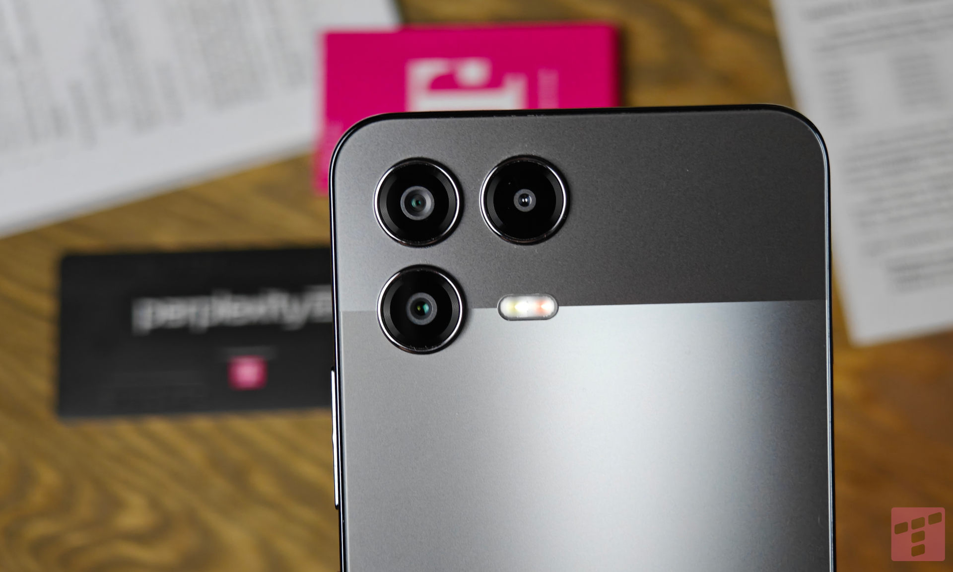 T Phone 3 Pro – test. 1449 zł za telefon, 1700 zł w gratisach