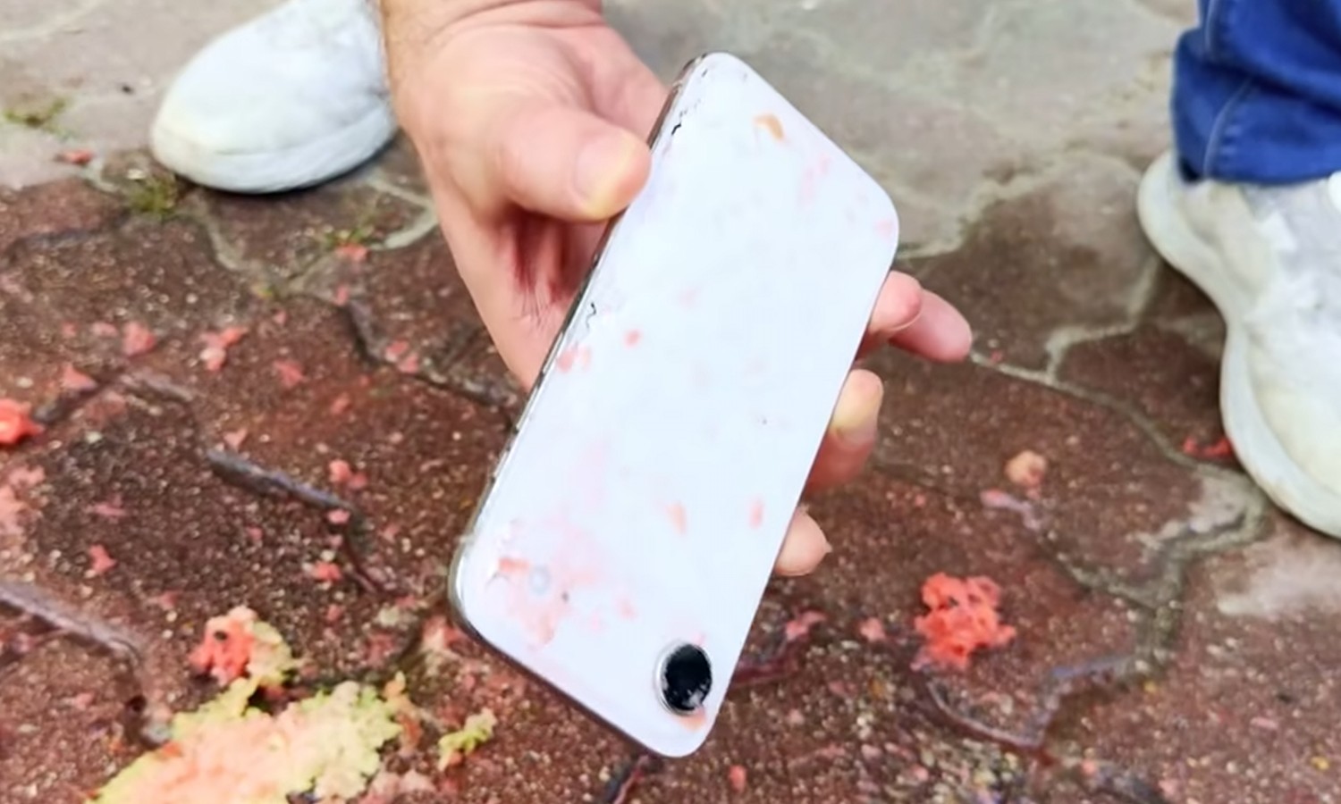 iPhone Air zrzucony z 76 metrów. Arbuz nie pomógł