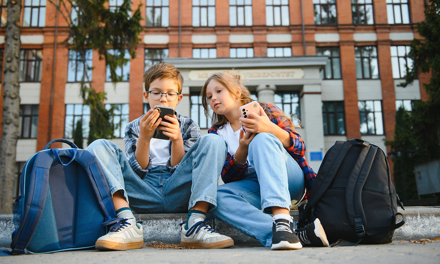 Od kiedy te telefony dla dzieci? Odpowiedzi w ankiecie zaskakują