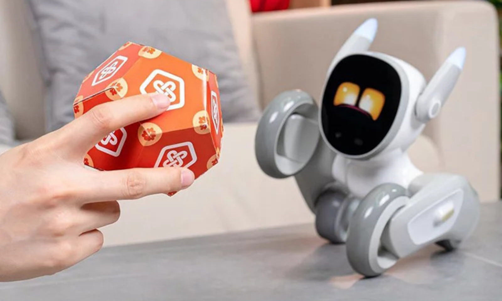 Ten robot reaguje na emocje i mówi po polsku. Właśnie wszedł do sprzedaży