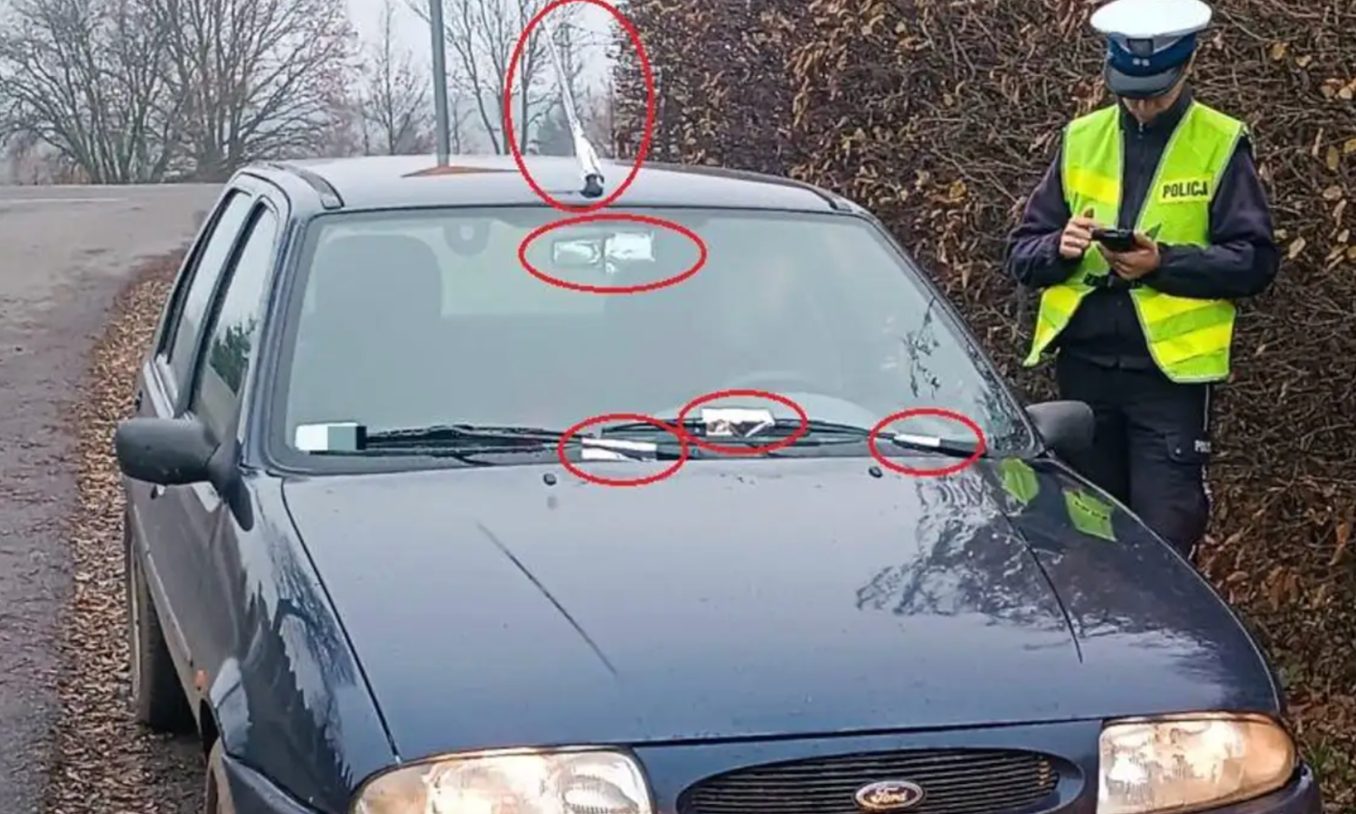 To najlepszy dowód na to, iż foliowa czapeczka na samochodzie nie chroni przed Policją