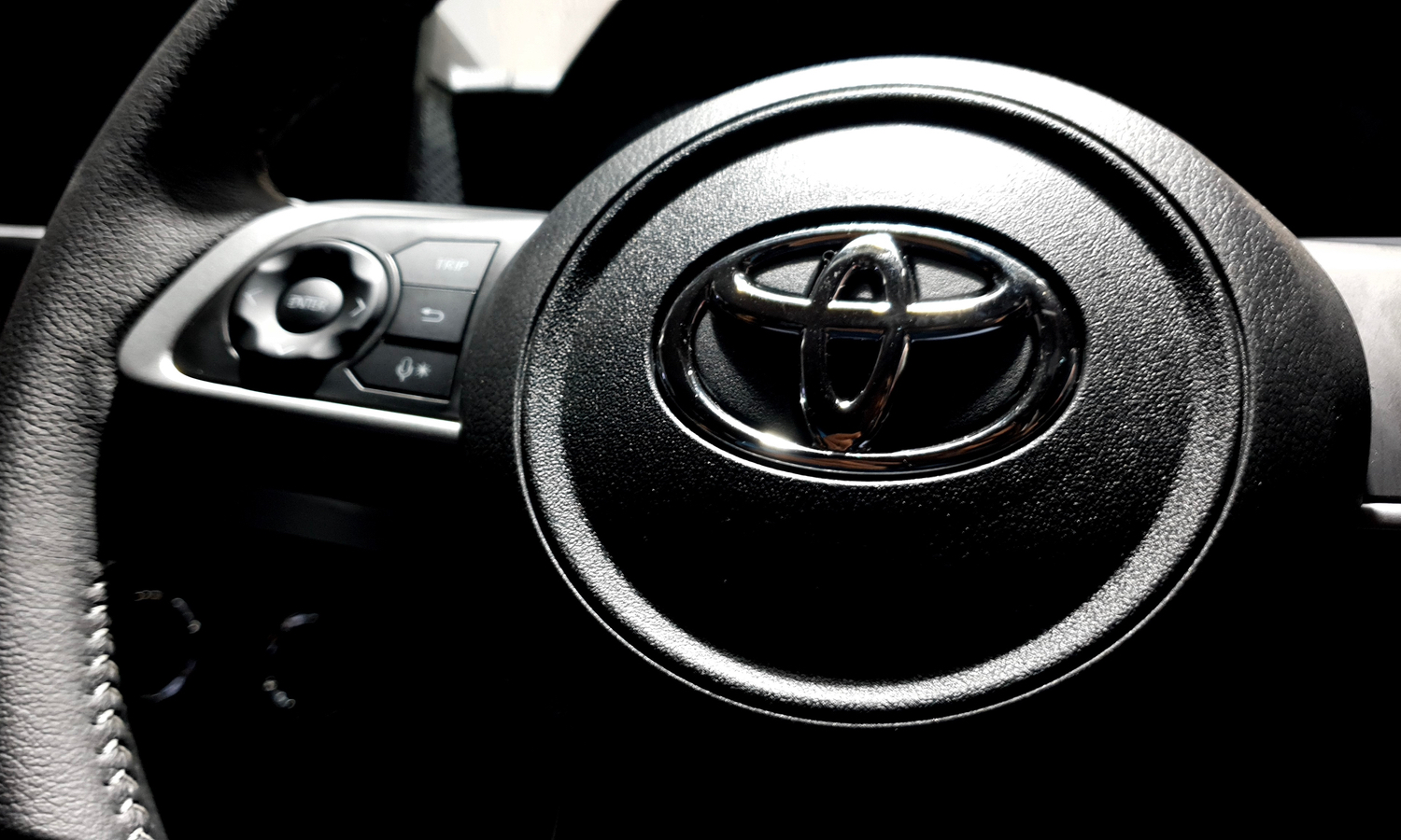 Toyota w końcu pękła. Odpalisz ją iPhone'em i Apple Watchem