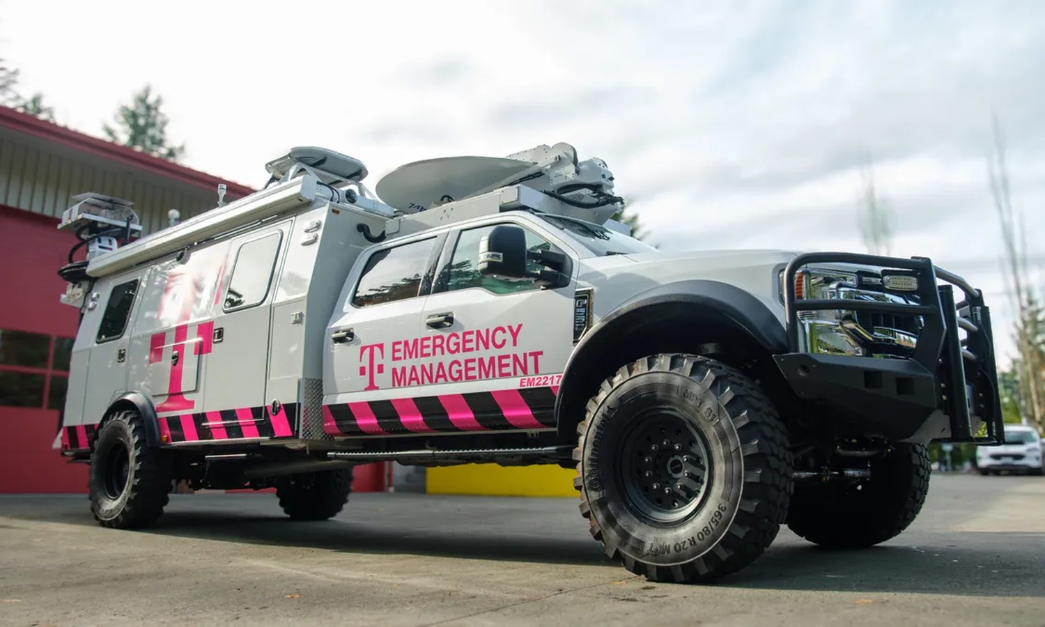 Oddział szturmowy T-Mobile. Od powietrza, głodu, ognia i wojny