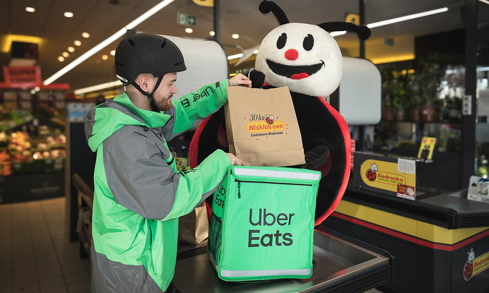 Biedronka kończy z hegemonią Glovo. Podrzuci zakupy też Uberem