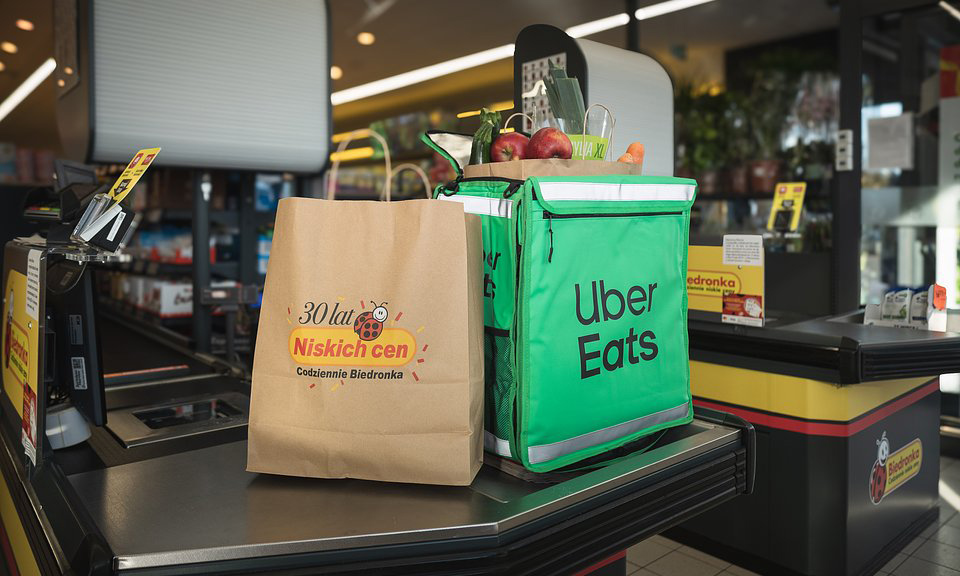 Biedronka kończy z hegemonią Glovo. Podrzuci zakupy też Uberem