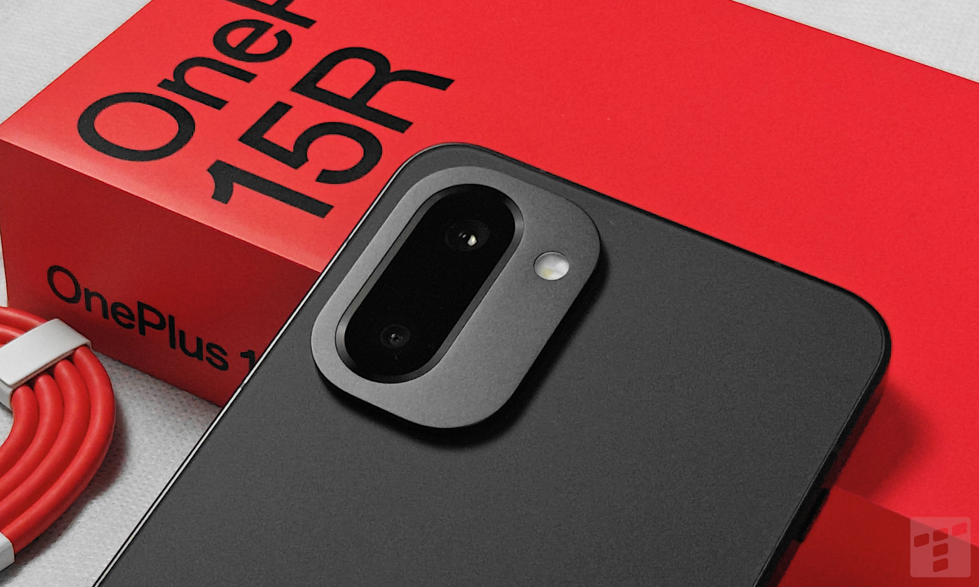 OnePlus 15R już jest. Prawie flagowiec trochę zyskał, trochę stracił