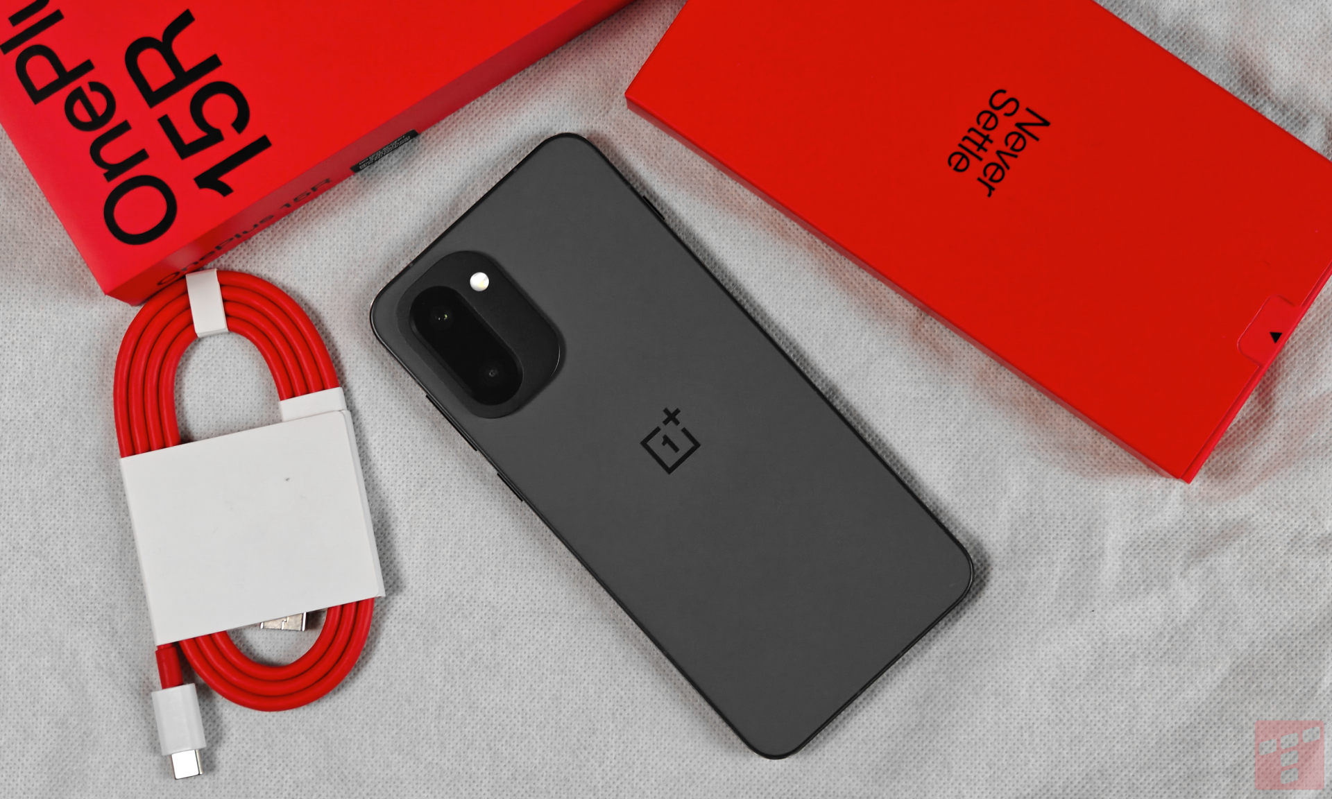 OnePlus 15R już jest. Prawie flagowiec trochę zyskał, trochę stracił