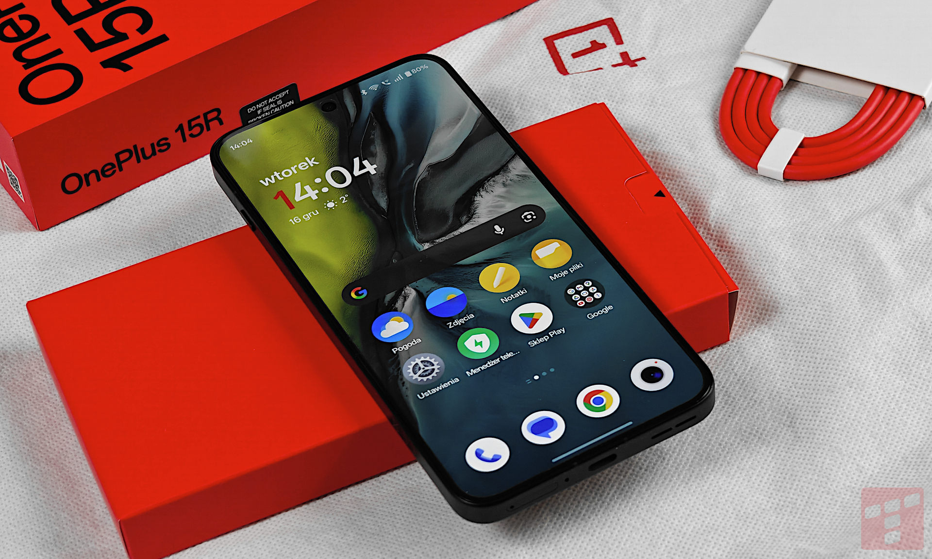 OnePlus 15R już jest. Prawie flagowiec trochę zyskał, trochę stracił