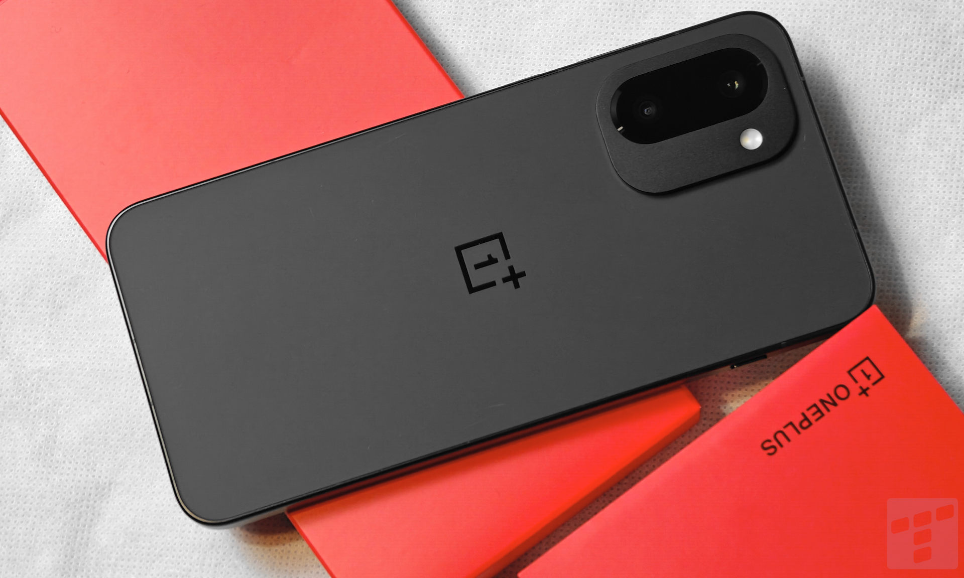 OnePlus 15R już jest. Prawie flagowiec trochę zyskał, trochę stracił