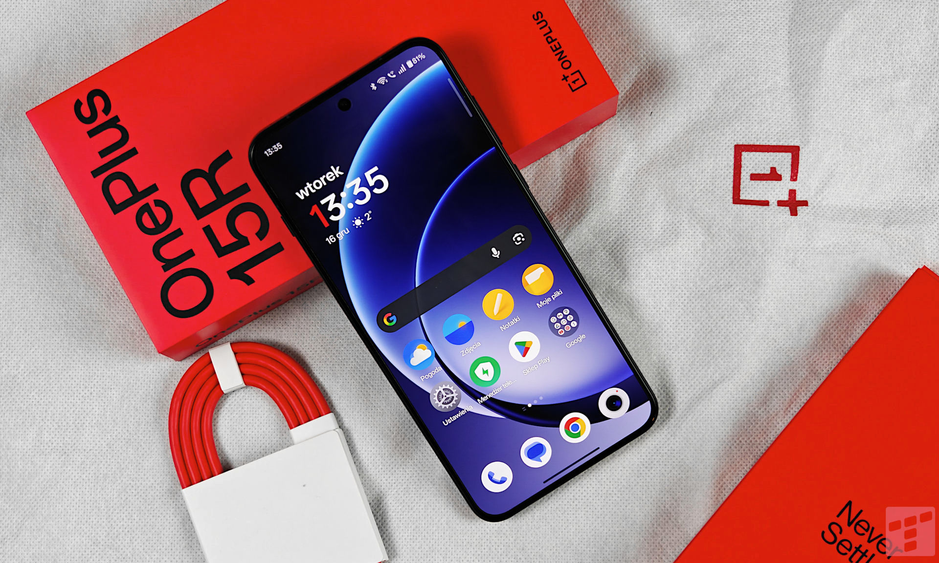 OnePlus 15R już jest. Prawie flagowiec trochę zyskał, trochę stracił