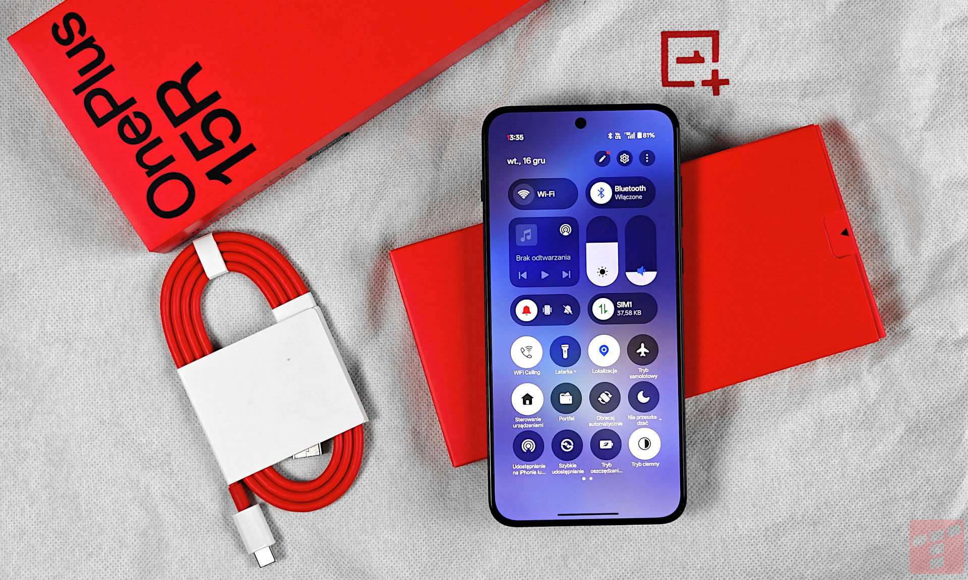 OnePlus 15R już jest. Prawie flagowiec trochę zyskał, trochę stracił