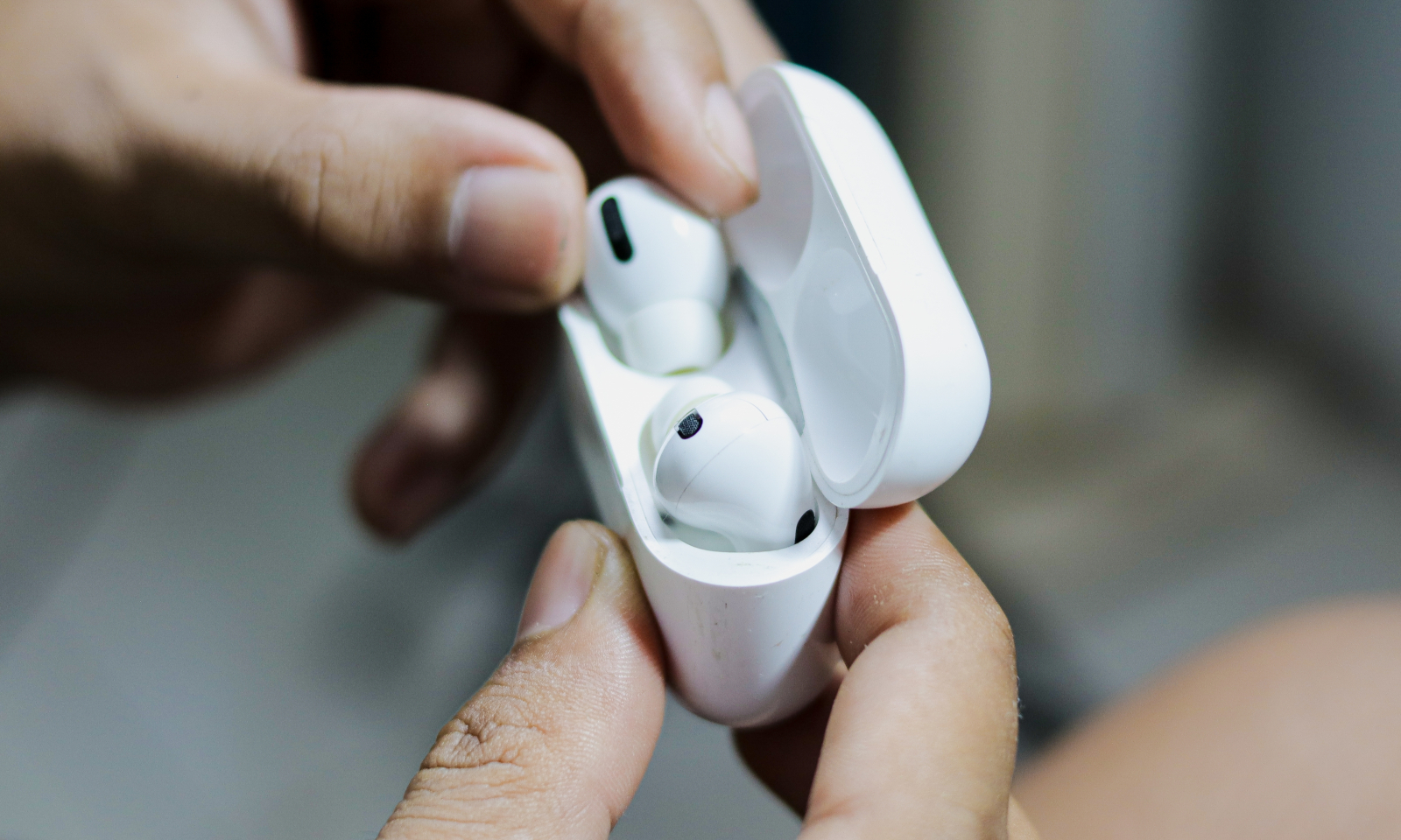 Każde słuchawki jak AirPods. Unia docisnęła Apple