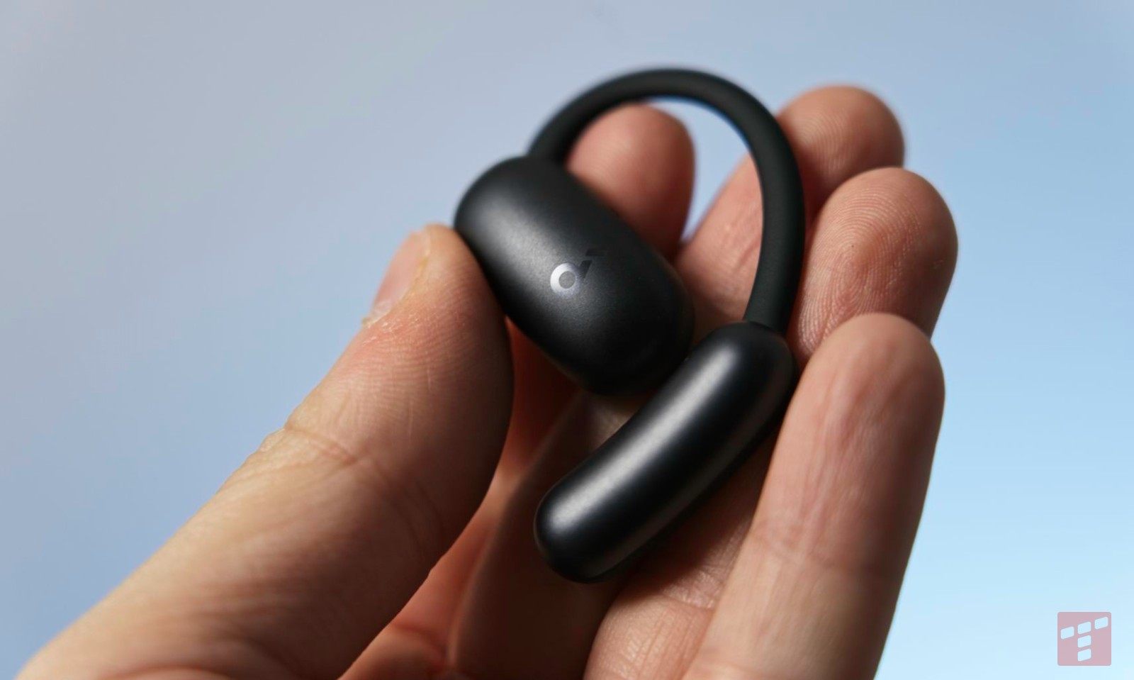 Otwarte, tanie i… dobre? Test słuchawek Soundcore AeroFit 2