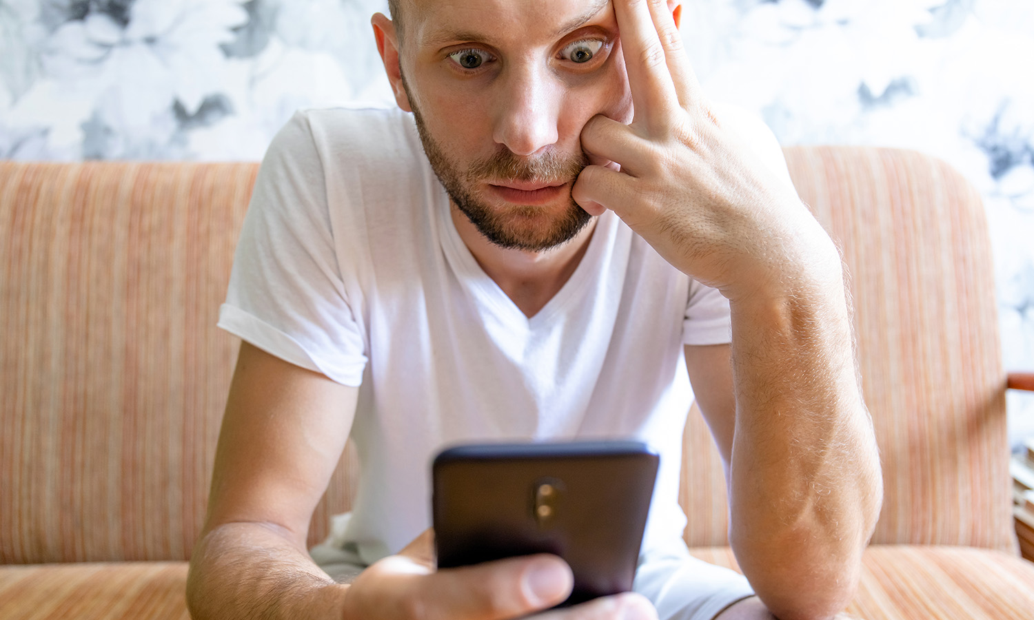 Koniec cackania się z Facebookiem i TikTokiem. Ostrzeżenia jak na papierosach