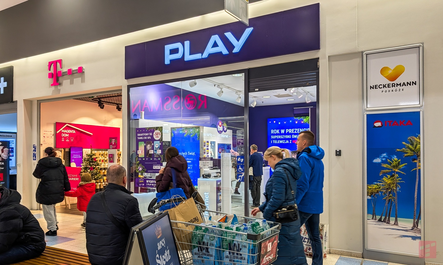 Wyprzedaż w Play. Rok Internetu za 0 zł i tablety za pół ceny