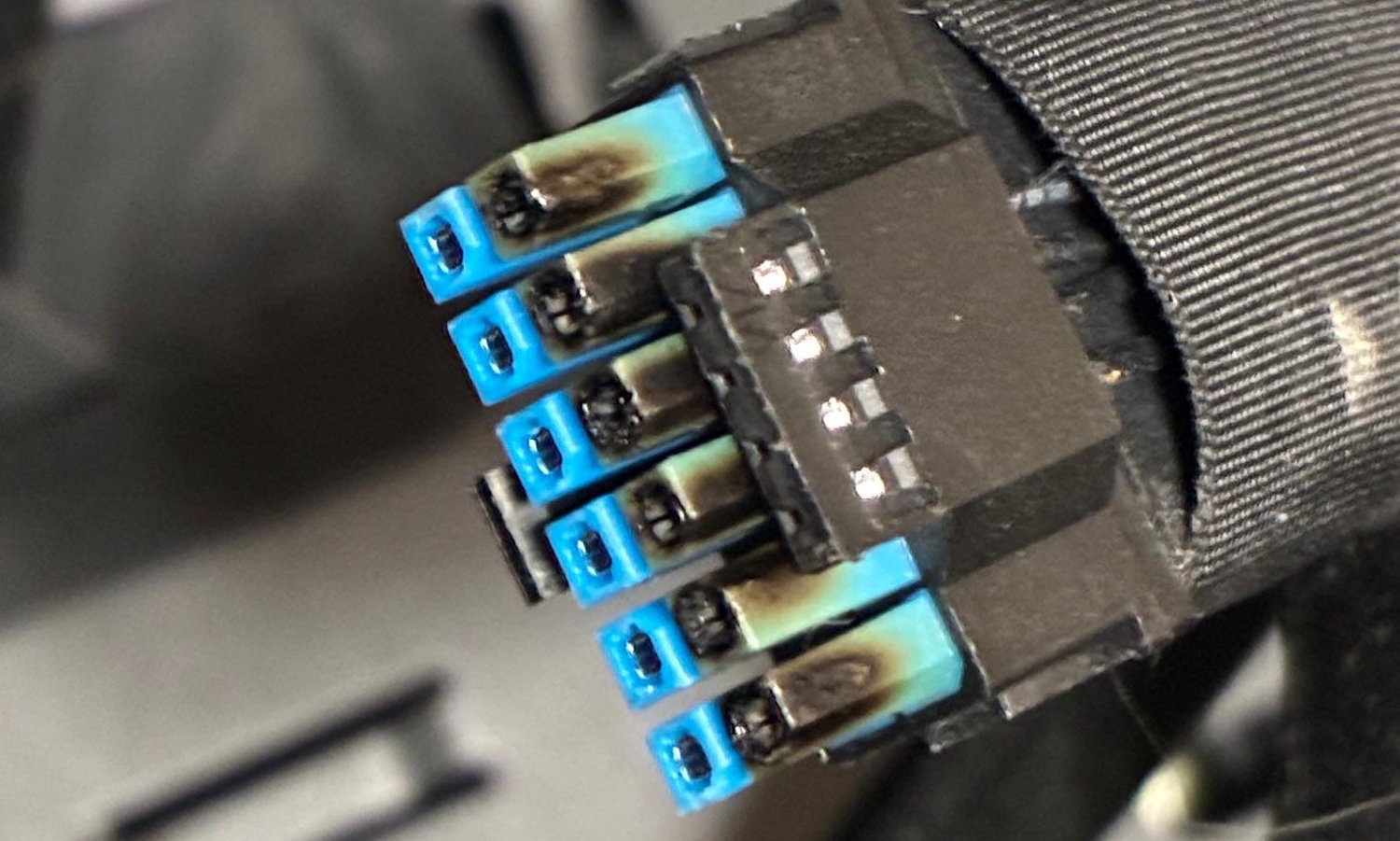 Wtyczka zasilania karty graficznej spalona. Tym razem to nie NVIDIA