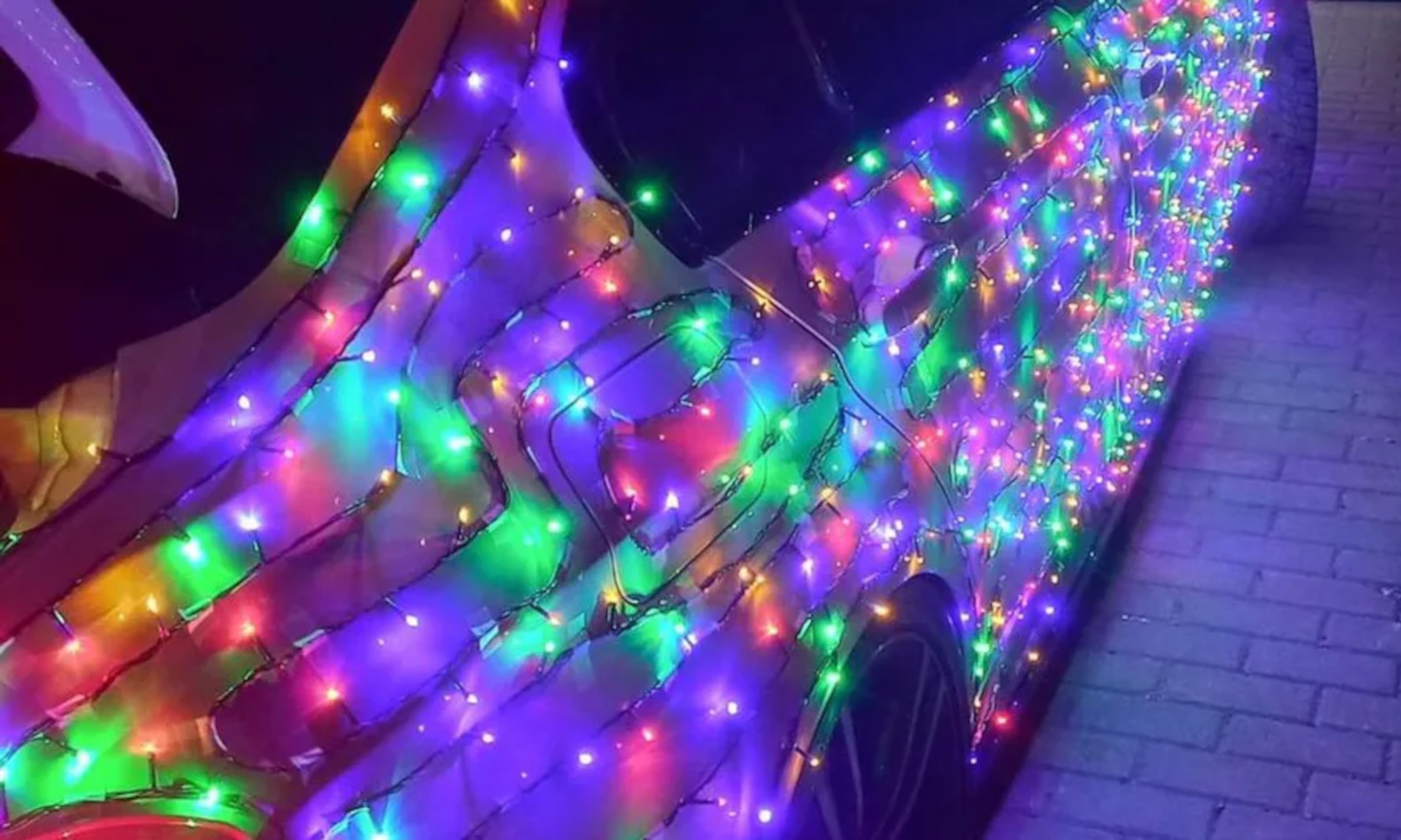 Zamienił samochód w jeżdżącą choinkę. Policji się to nie spodobało