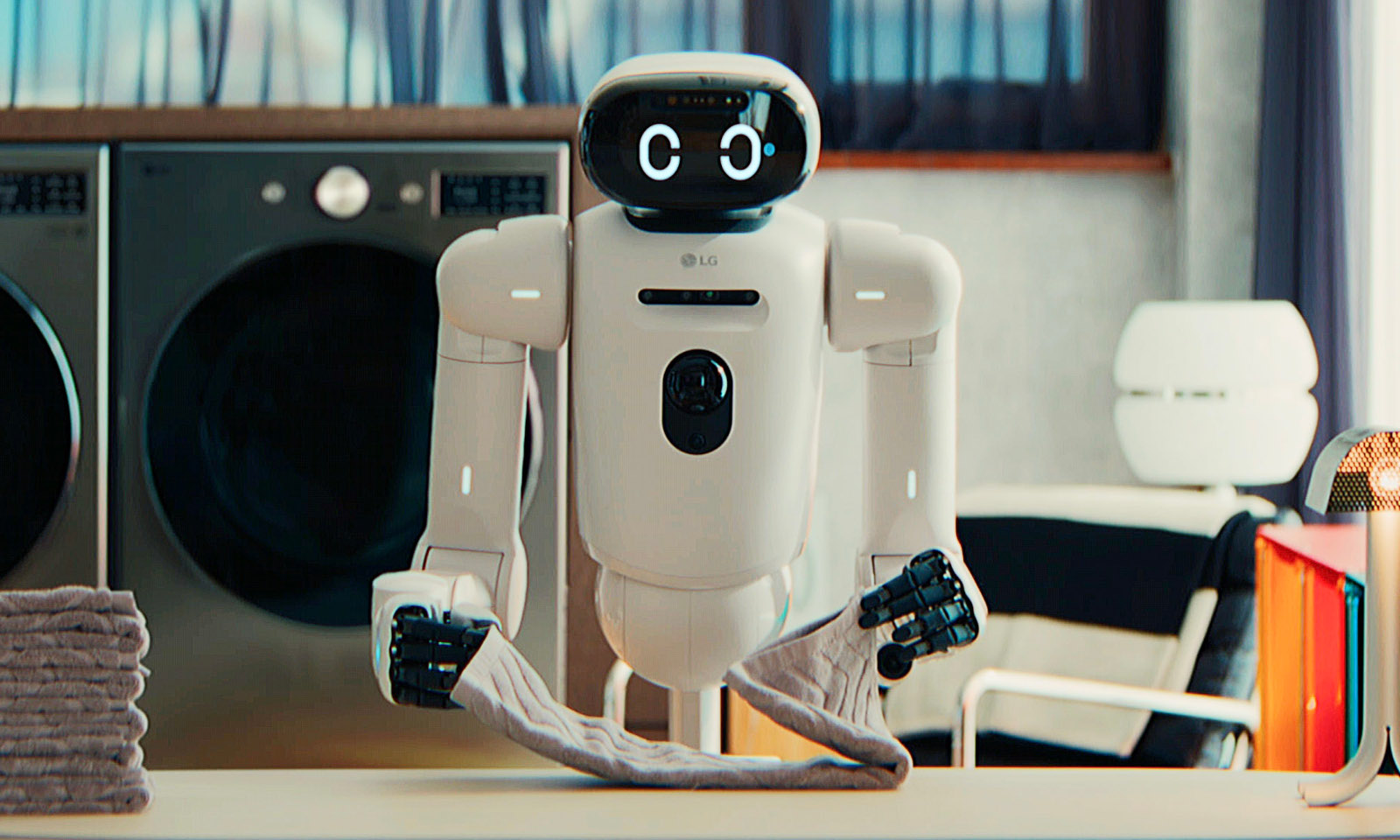 Leżysz na kanapie, a LG CLOiD Home Robot zasuwa za ciebie