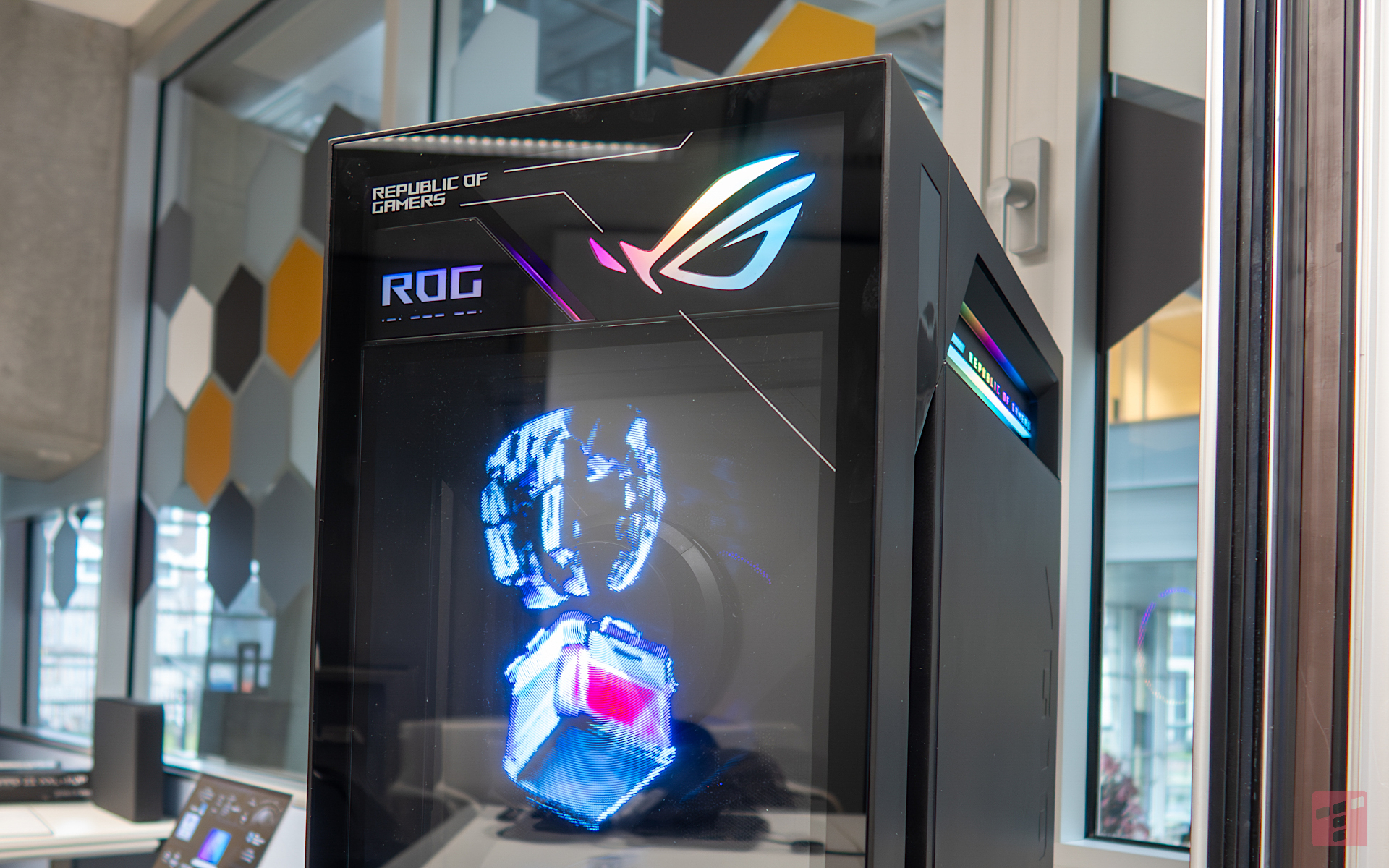 Komputer jak z Cyberpunka. Posiada trzy holograficzne wyświetlacze