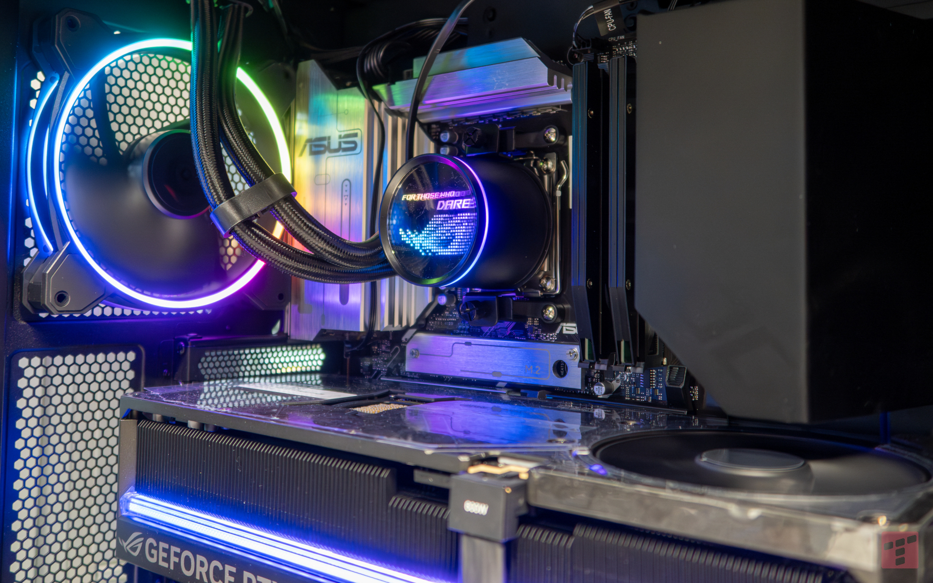 Komputer jak z Cyberpunka. Posiada trzy holograficzne wyświetlacze