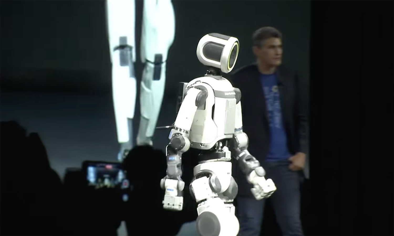 Roboty humanoidalne coraz lepsze. Ten model przeszedł samego siebie