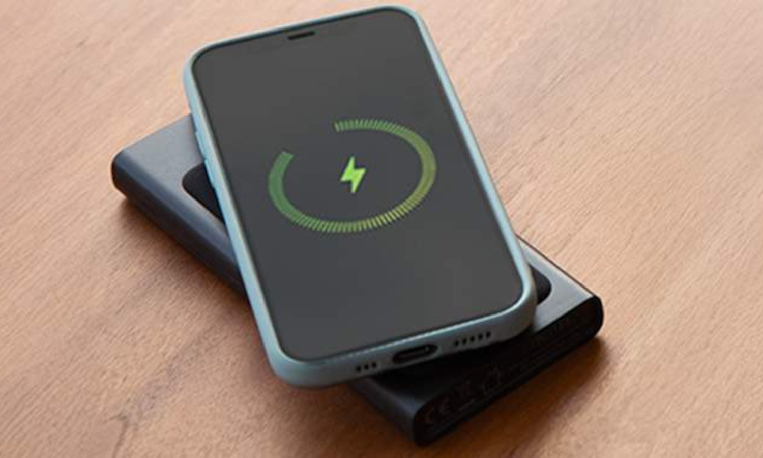 Ten powerbank równie gwałtownie ładuje bezprzewodowo, co po kablu, a jest za pół ceny