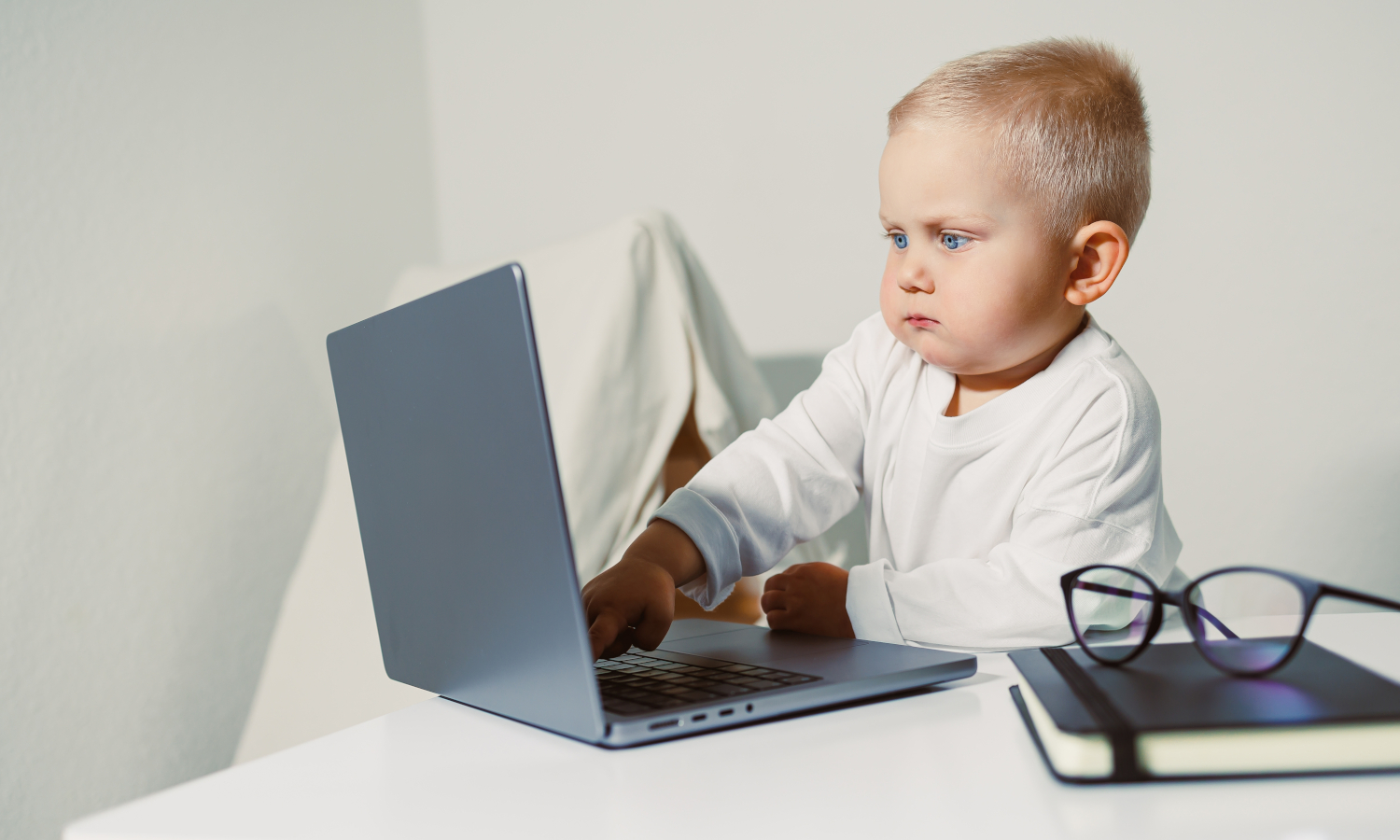 Dajesz maluchowi telefon? To proszenie się o choroby psychiczne Twojego dziecka