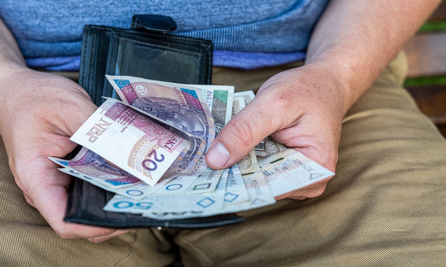 Polacy tracą średnio 1837 zł. Na głupocie