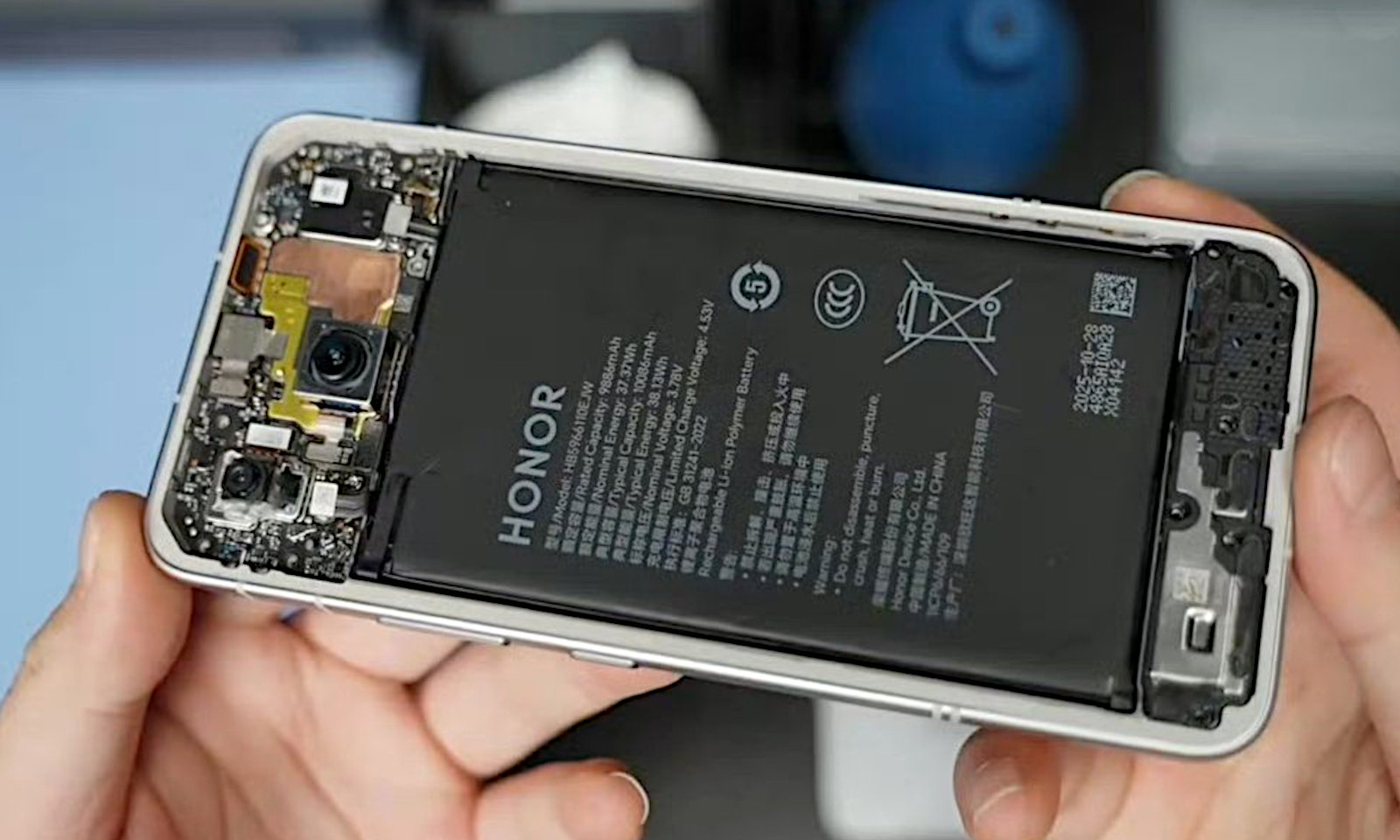 Honor Power 2 od środka. Ten smartfon składa się z samej baterii