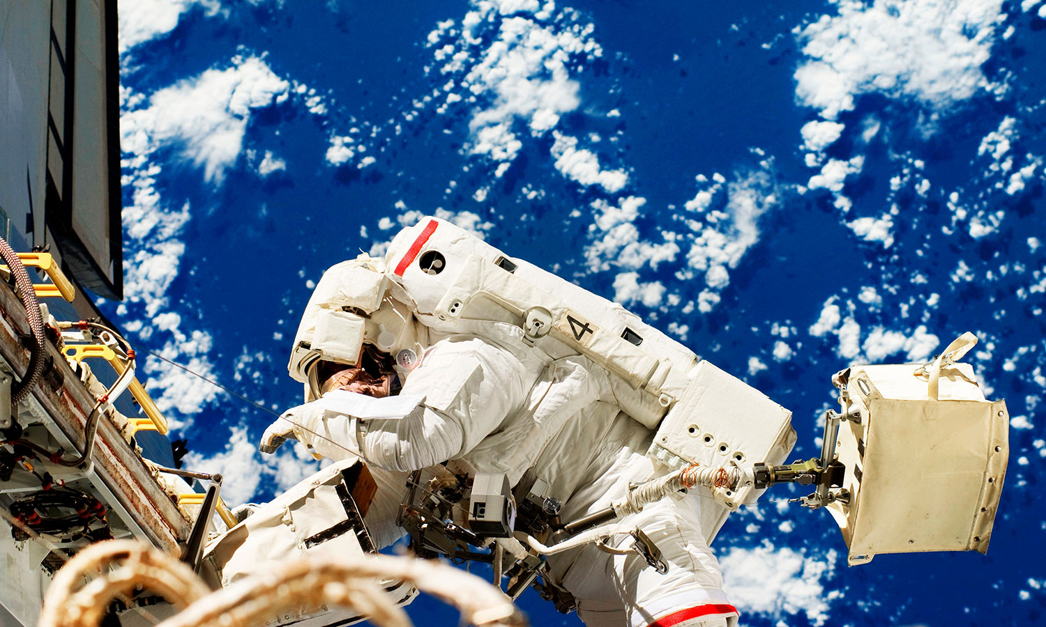 Astronauci NASA lądują na Ziemi po ewakuacji ze stacji kosmicznej