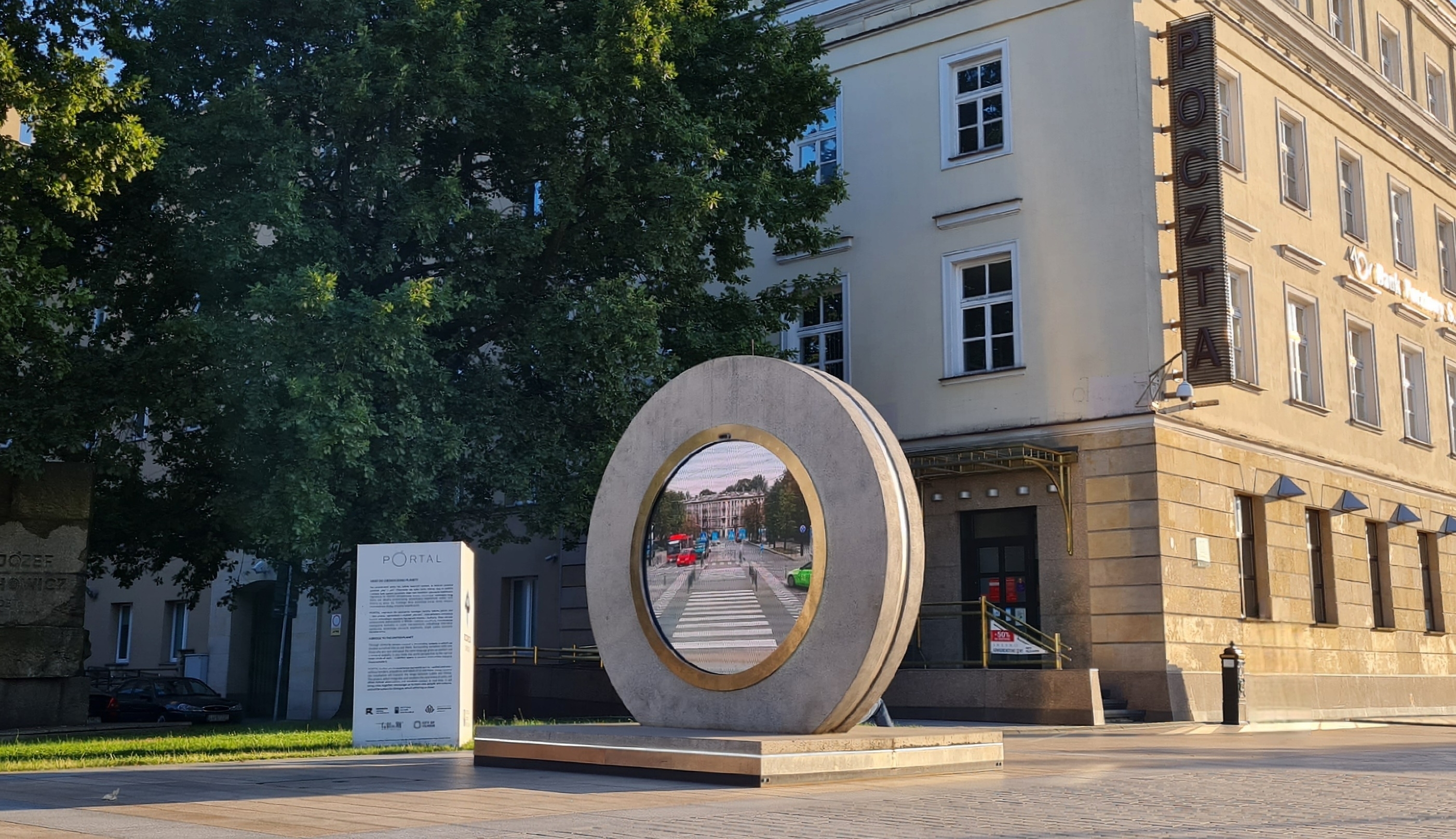 Polska i Filipiny połączone portalem. Wystarczy krok, aby nabić sobie guza
