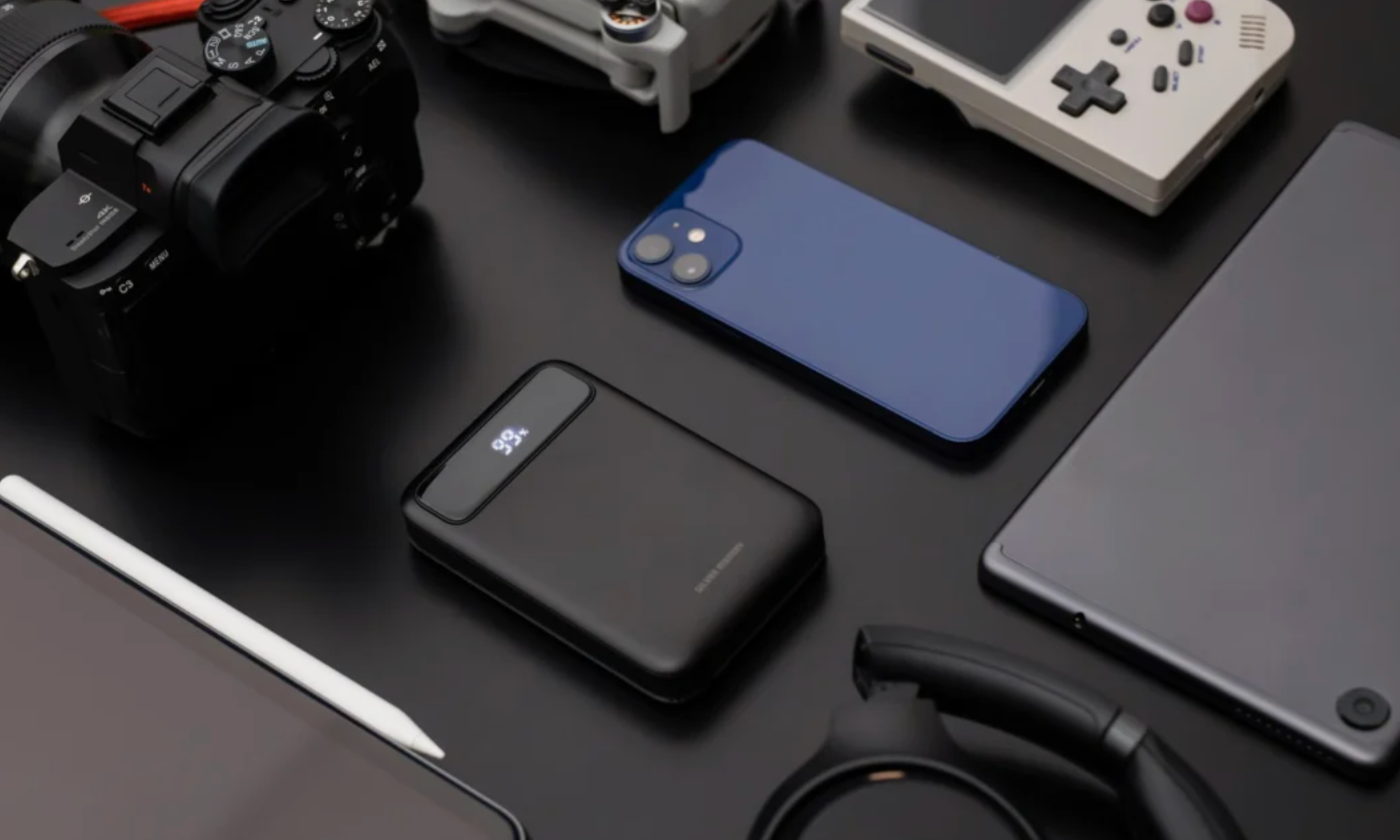 Ten powerbank jest na każdą kieszeń i do każdej kieszeni