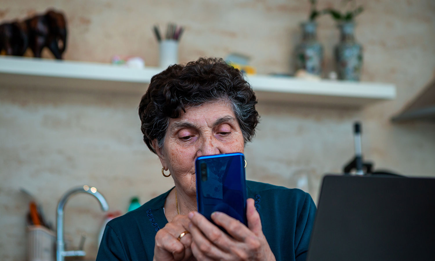 Seniorka przechytrzyła oszusta. Zamiast pieniędzy naszykowała niespodziankę