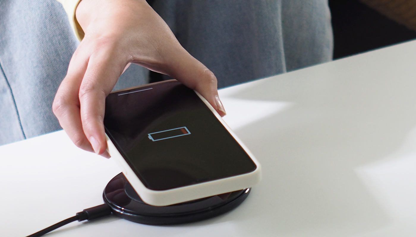 Czy ładowanie bez kabla skraca życie baterii? Rzeczywistość zaskakuje