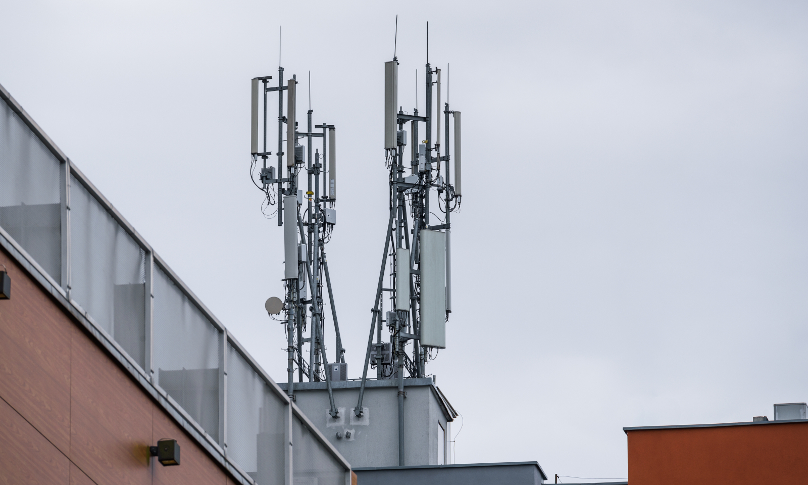 Dwaj operatorzy wydali ponad 1 mld zł na częstotliwości 900 MHz