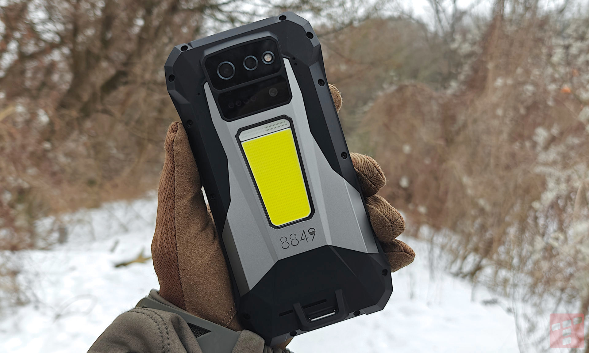 8849 Tank X: pancerniak z projektorem DLP i mastodontową baterią (test)