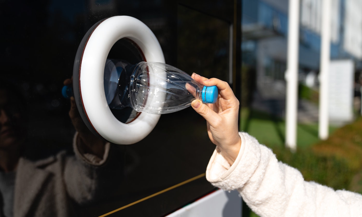 Jak oszukać butelkomat Żabki? To dziecinnie proste