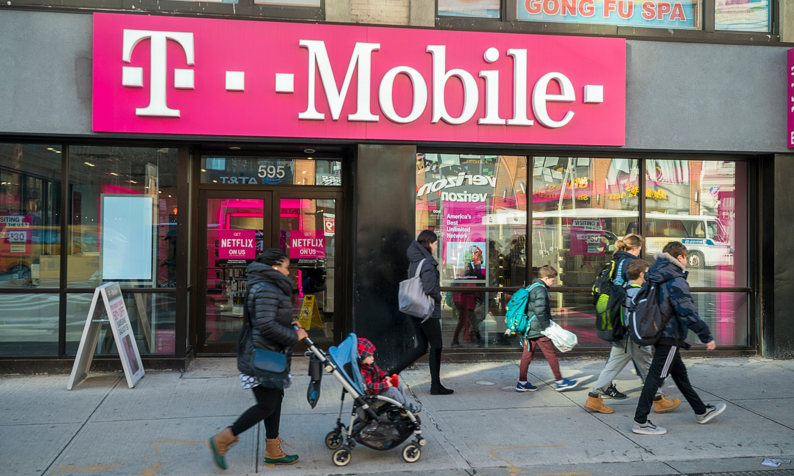 T-Mobile wprowadza tłumaczenie rozmów na poziomie sieci komórkowej