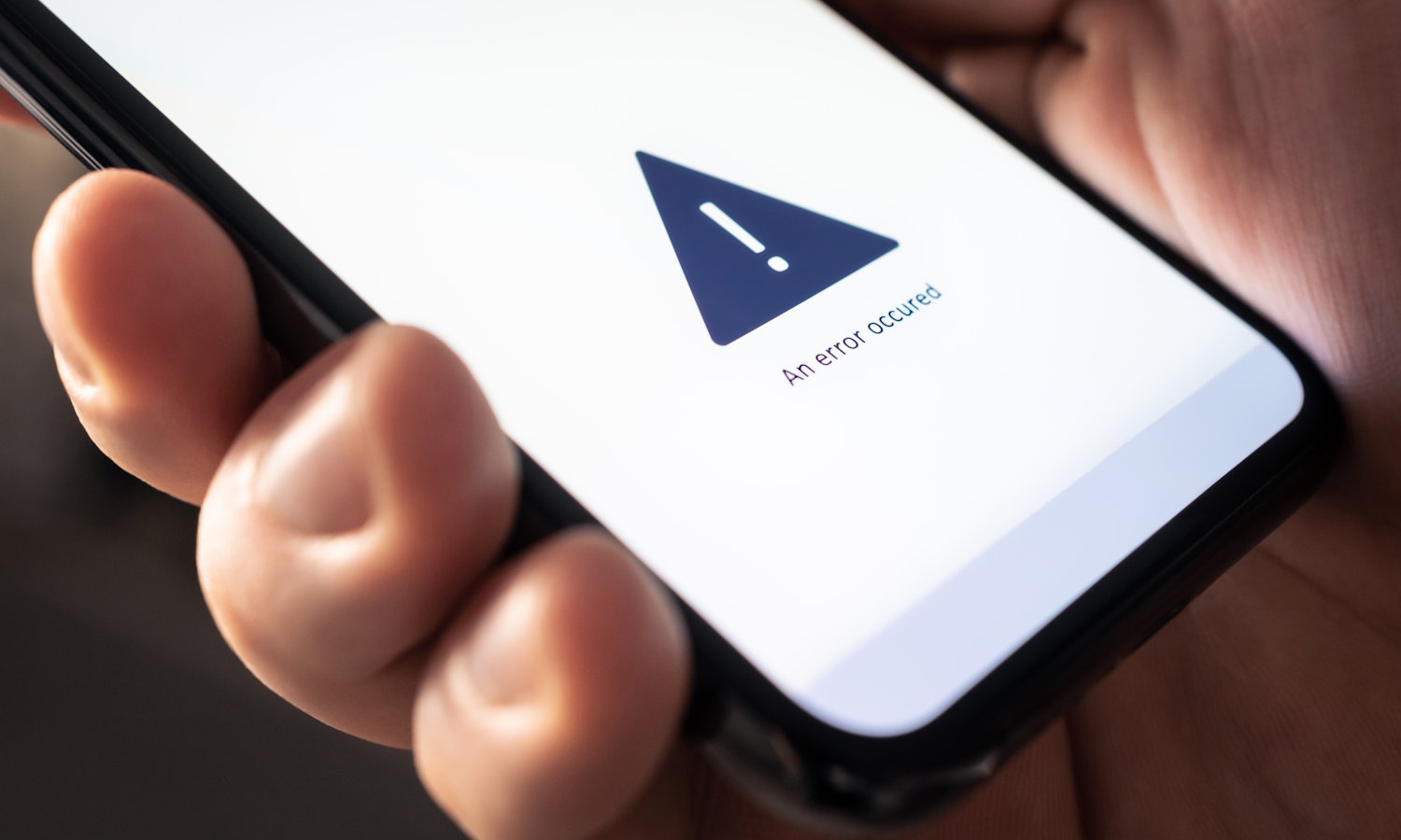 Pilnie wywal to z telefonu. Nagrywa Cię kamerą