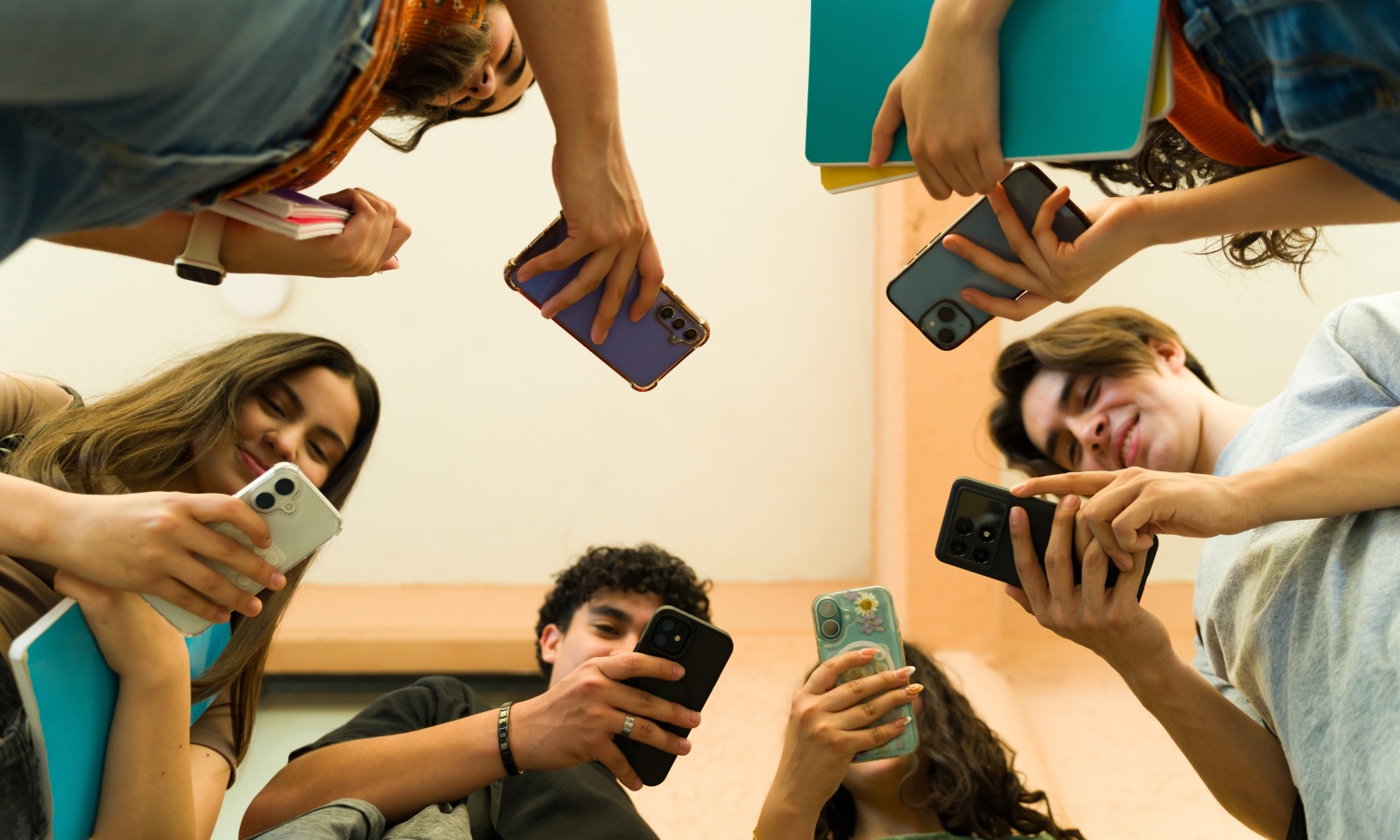 Smartfon to ich tlen i przekleństwo. Raport z badania