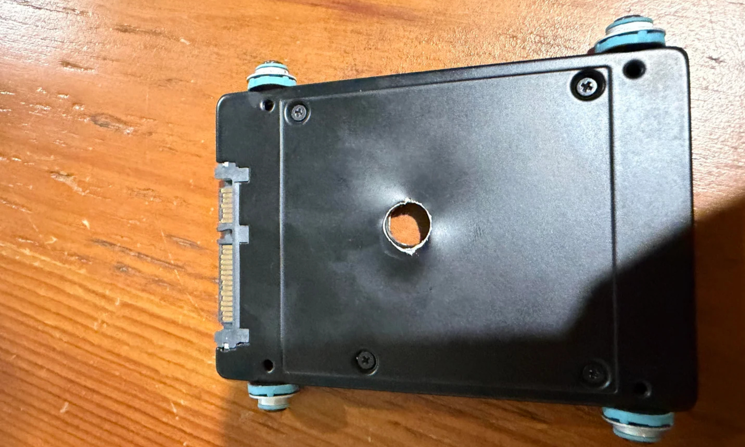 Miał zniszczyć dysk twardy przy pomocy wiertarki, a zawiódł