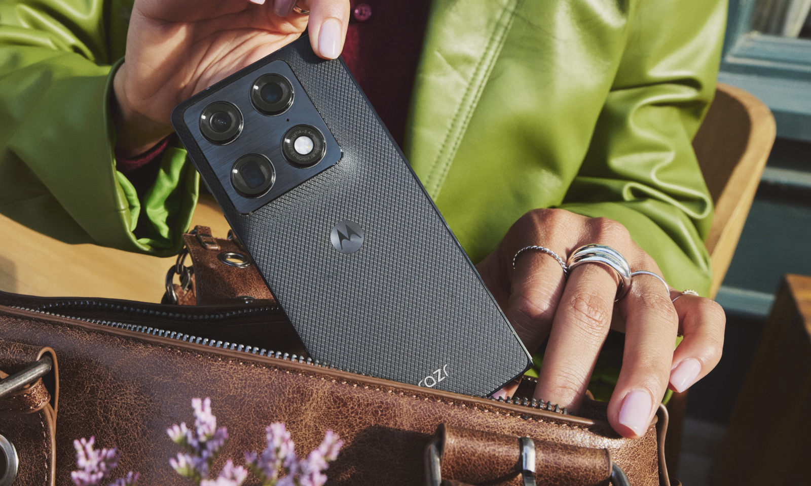 Flagowa Motorola w przedsprzedaży. Dwie promocje na start