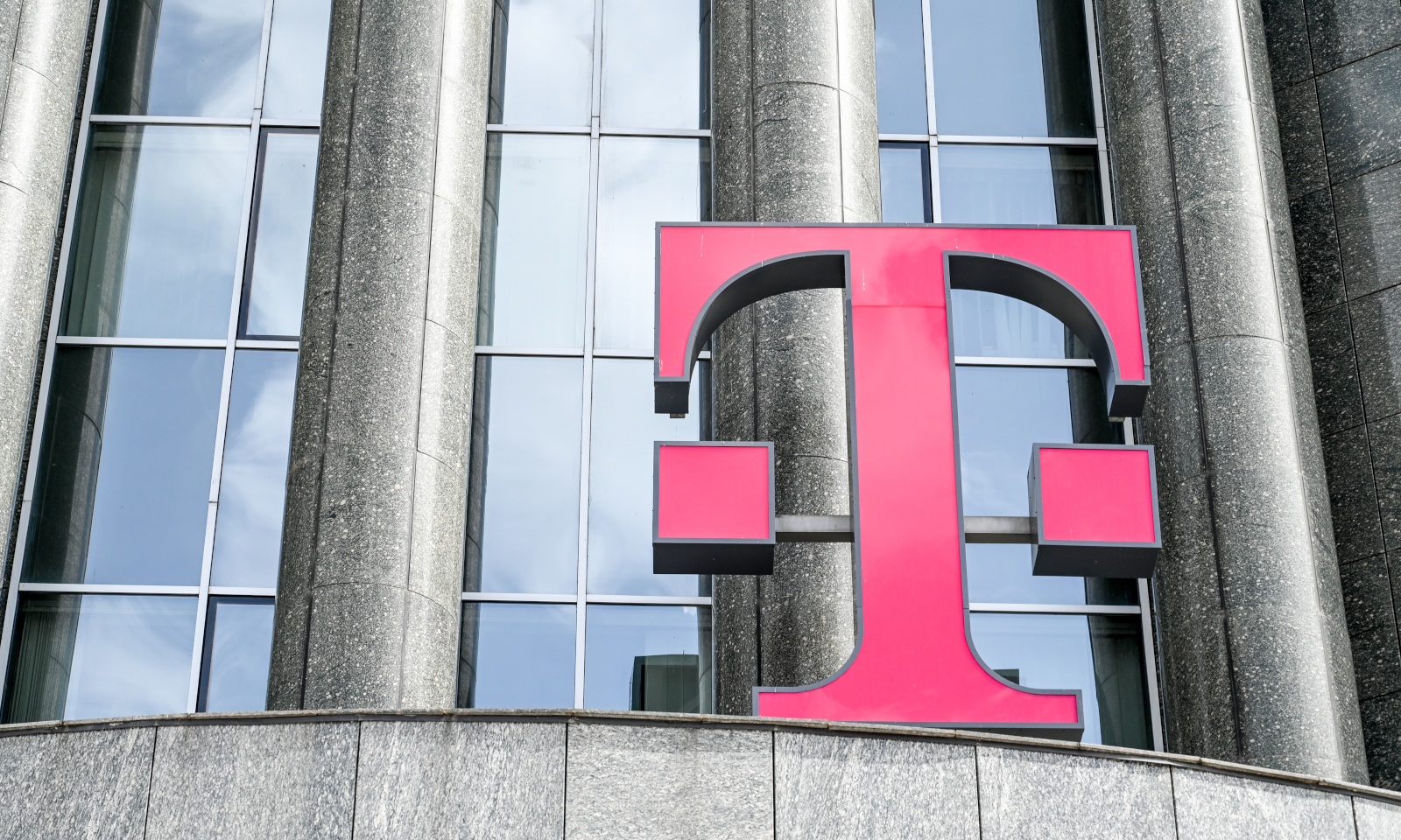 T-Mobile: na 2 tygodnie rozmowy, SMS-y i 15 GB bez opłat