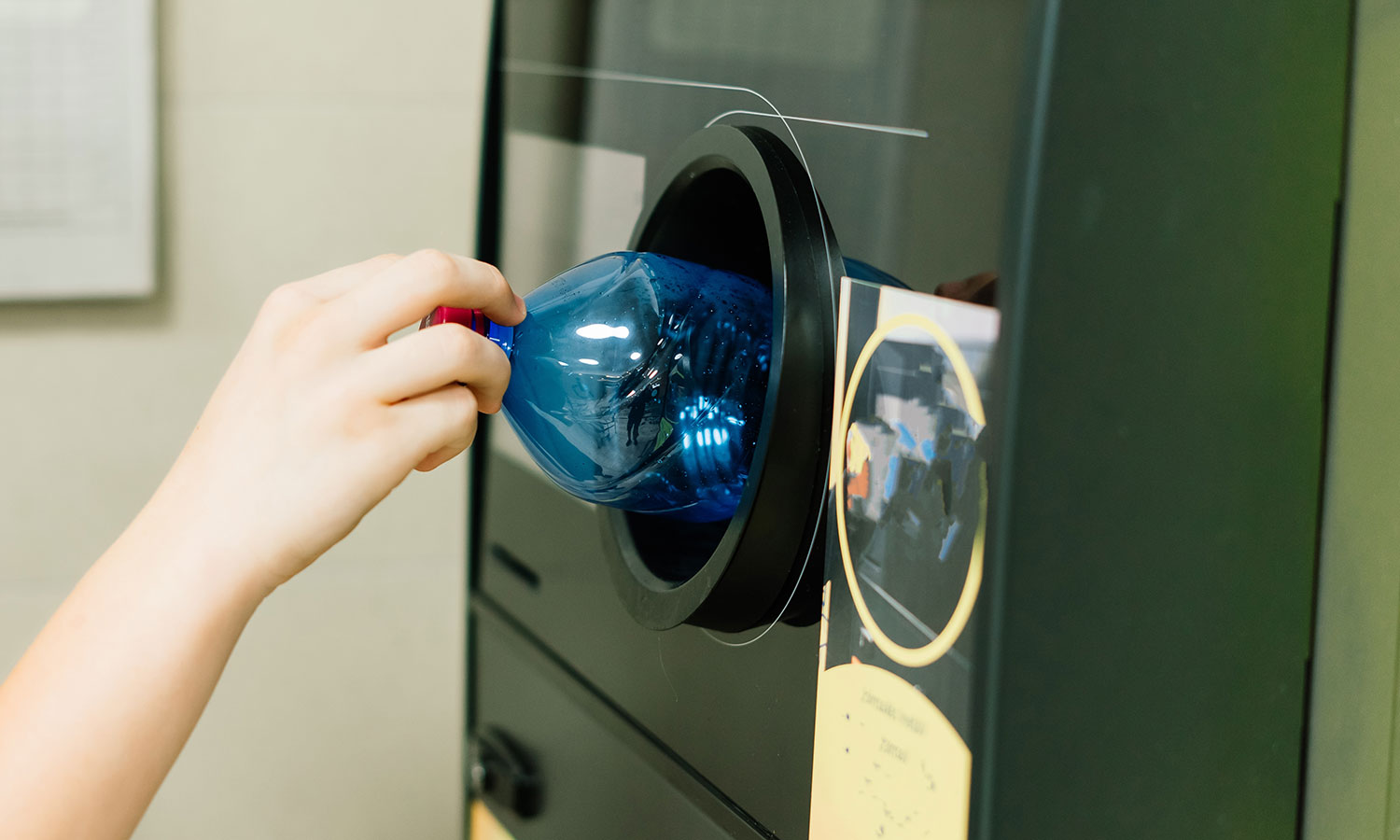 Co się dzieje z nieodebraną kaucją? Polacy pytają, Ministerstwo odpowiada