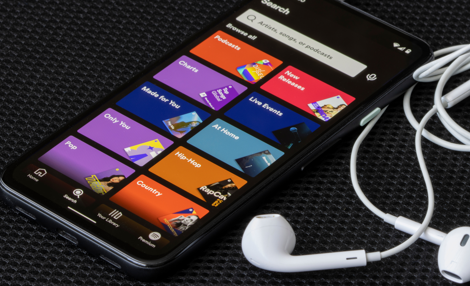 Zarobił 10 mln USD na streamingu muzyki generowanej przez AI i botach